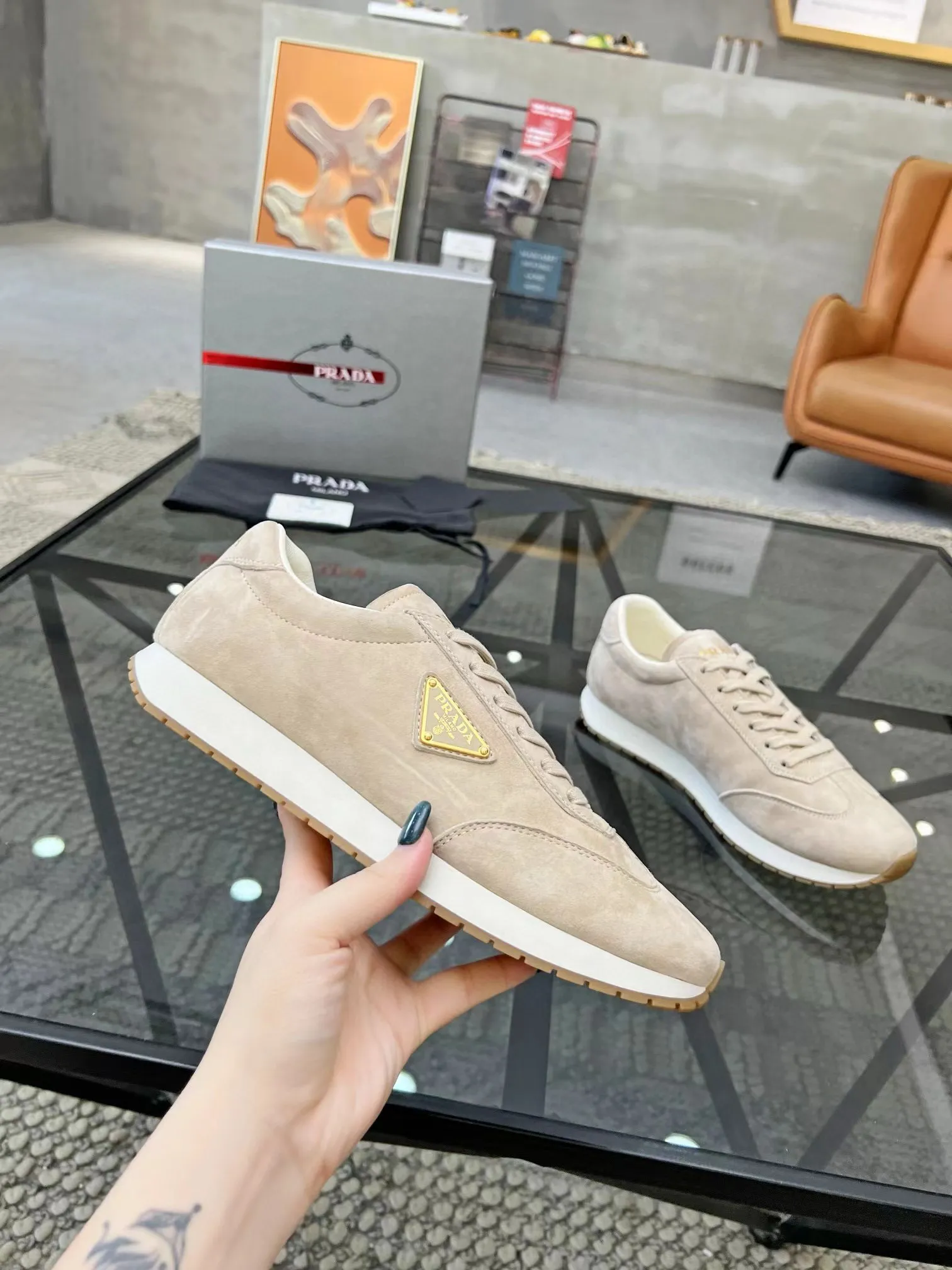 Factory price: 400💰Prada new men's leather sports shoes, the highest version on the market, any comparison is welcome🆚! The original leather has excellent texture and is super high-end! Fetal sheep net lining imported from Italy, removable pad! Luxurious materials and fine workmanship, highly recommended! Code number: 38-44, customized 45